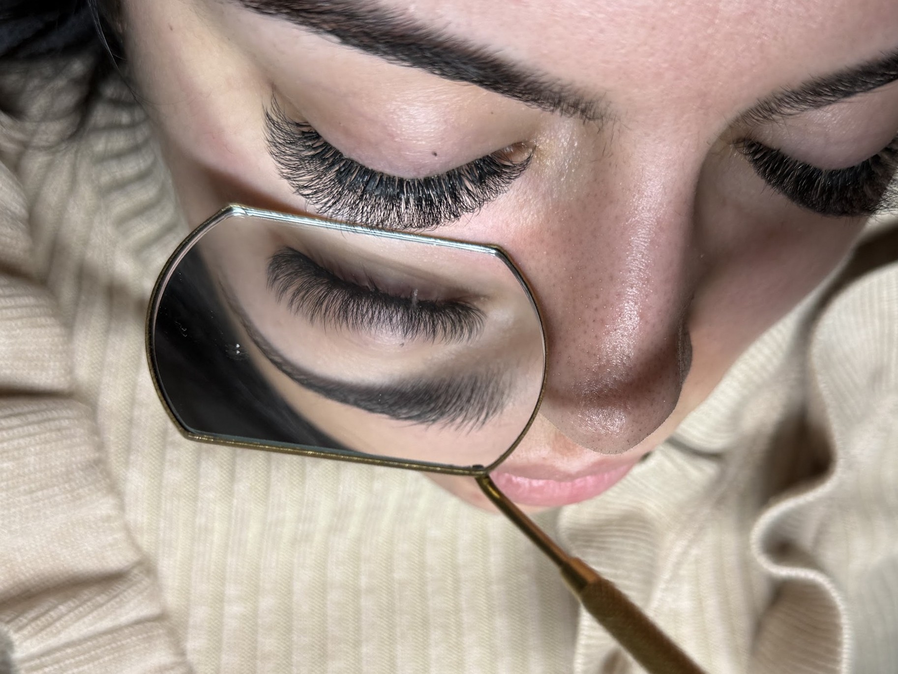 Wimperextensions, van dichtbij en in een handspiegel