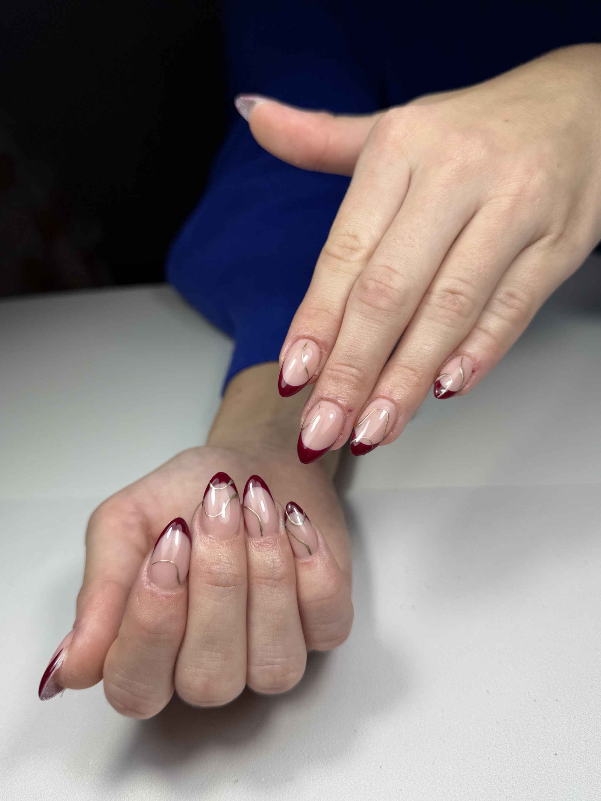 Nude nagels met een donkerrode french tip