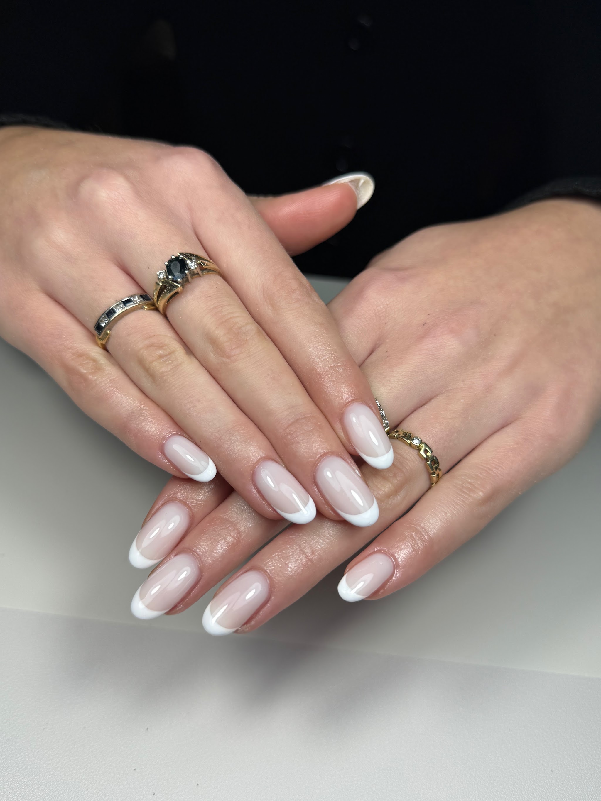 Twee handen met een witte french
