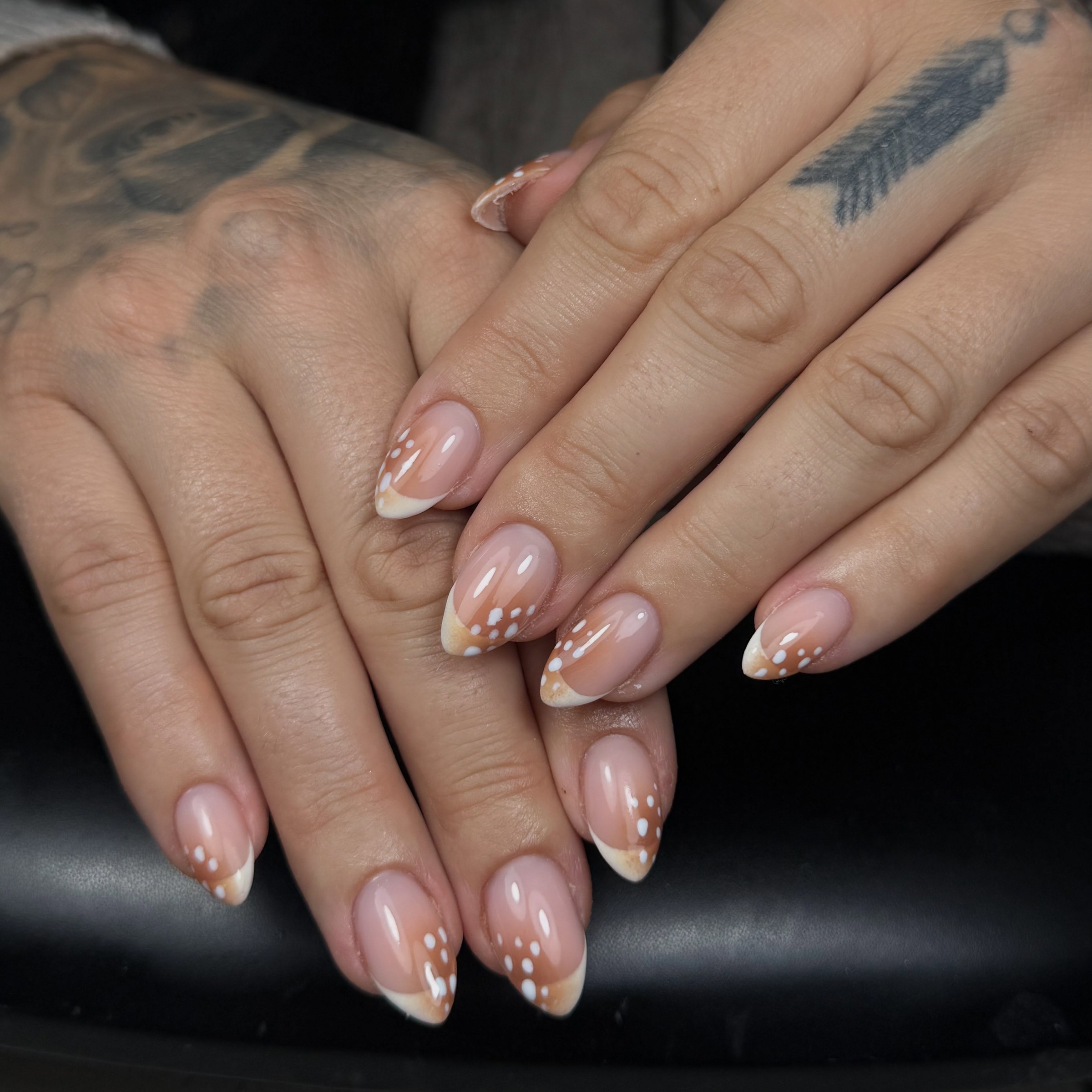 Amandelnagels met airbrush stipjes