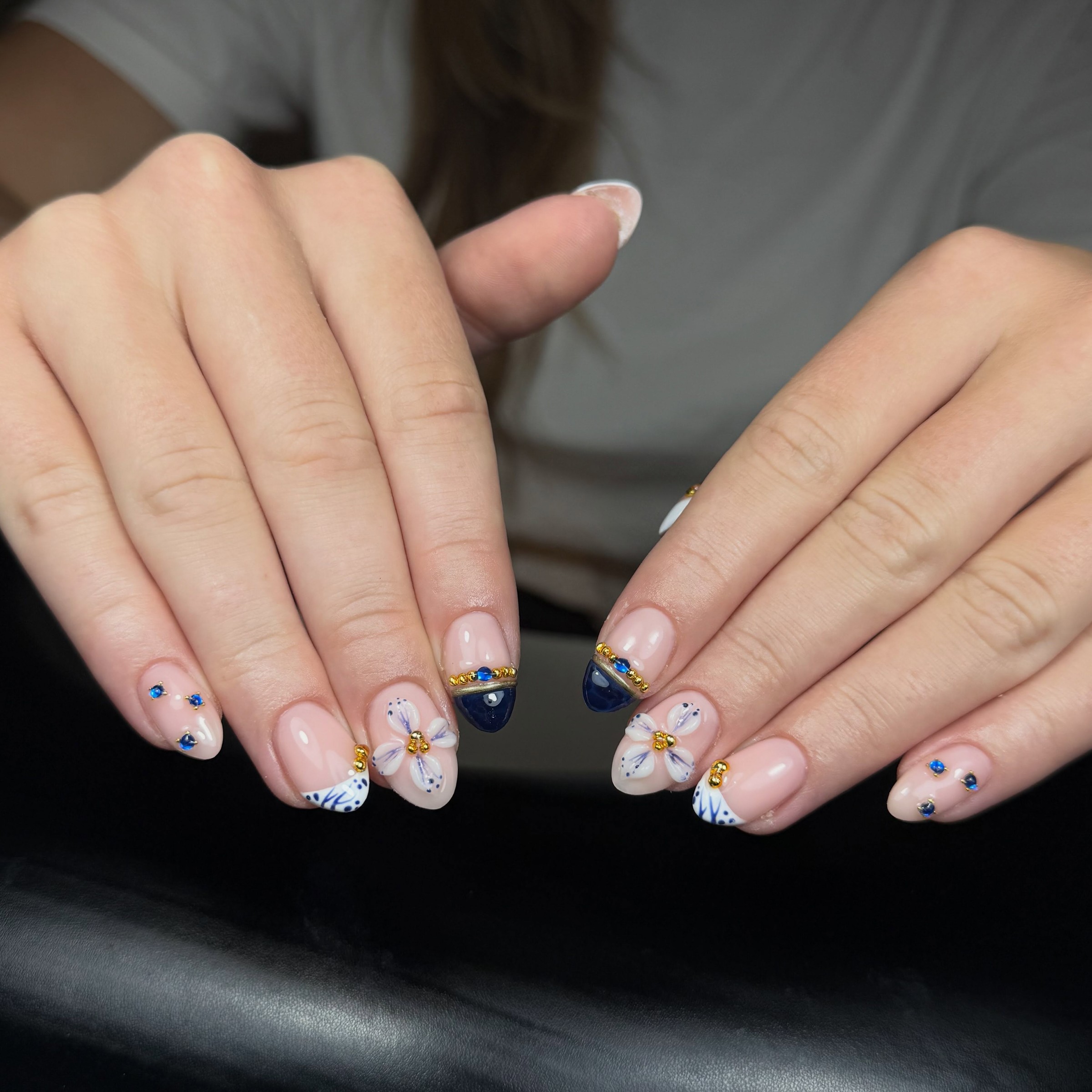 Hardgel nagels met blauwe en gouden nail art