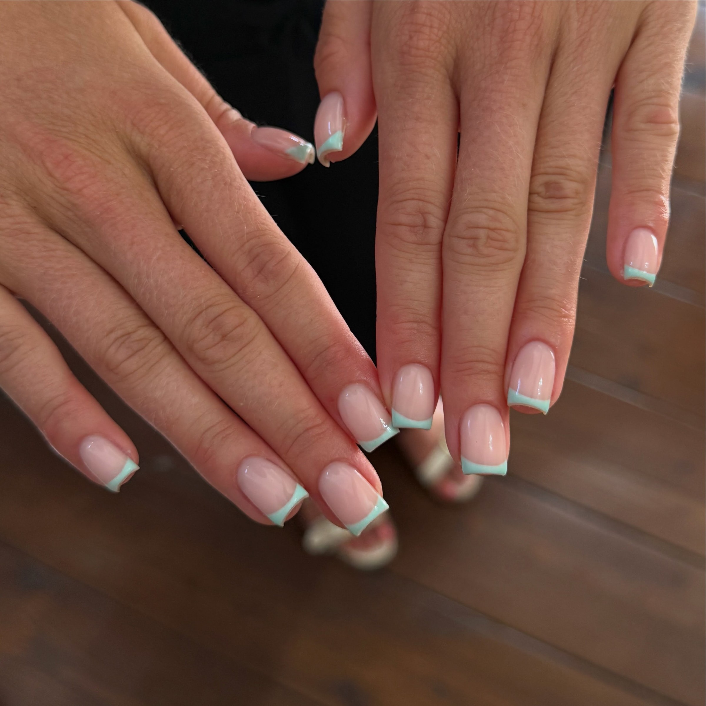 Hardgel nagels met een mintgroene french tip